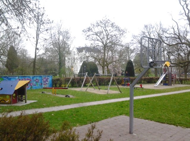 Speeltuin en basketbalveld Slotselaan in Rossum