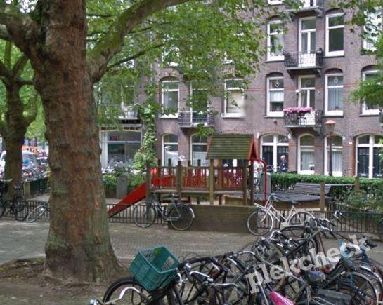 Speeltuin en basketbalveld Da Costaplein in de Da Costastraat in Amsterdam Oud-West