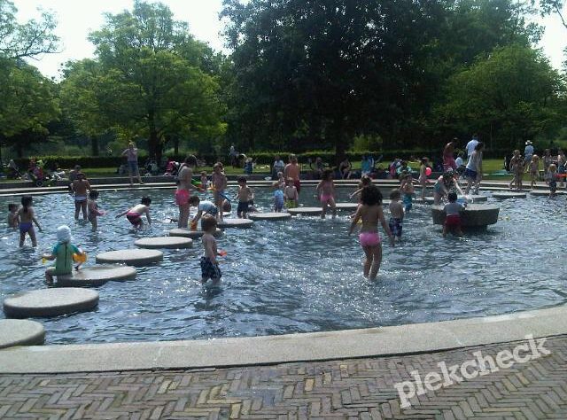 Speelboom en zwembad voor kinderen in het Vondelpark