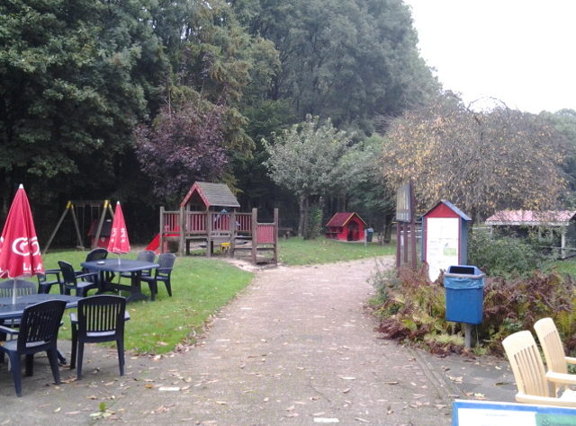 Speeltuin Griegstraat Echowaaike (toestellen staan alle in hoog gras)