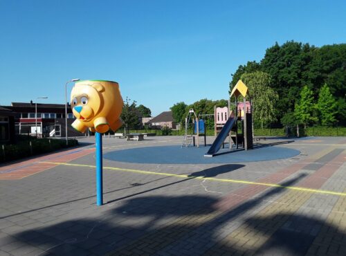 Deze speelplek hoort bij de Brede school de Zandkampen en is een plek waar kinderen die op de brede school zitten in de pauzes lekker buiten kunnen spelen. Buiten schooltijden is deze voorziening afgesloten.