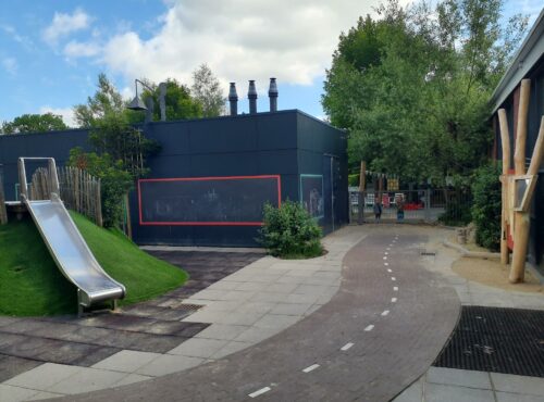 Het kleuterplein van brede school de Waluwe in Zaltbommel. Een speelplein waar kinderen in de pauze buiten kunnen spelen. Buiten de schooltijden is dit plein niet toegankelijk.