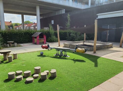 Zandbak en speelhuis op het schoolplein van brede school de Waluwe in Zaltbommel. Deze speelplek is buiten de schooltijden afgesloten. De plek is een voorziening waar de kinderen van de Waluwe lekker kunnen spelen en ontdekken in de pauzes.