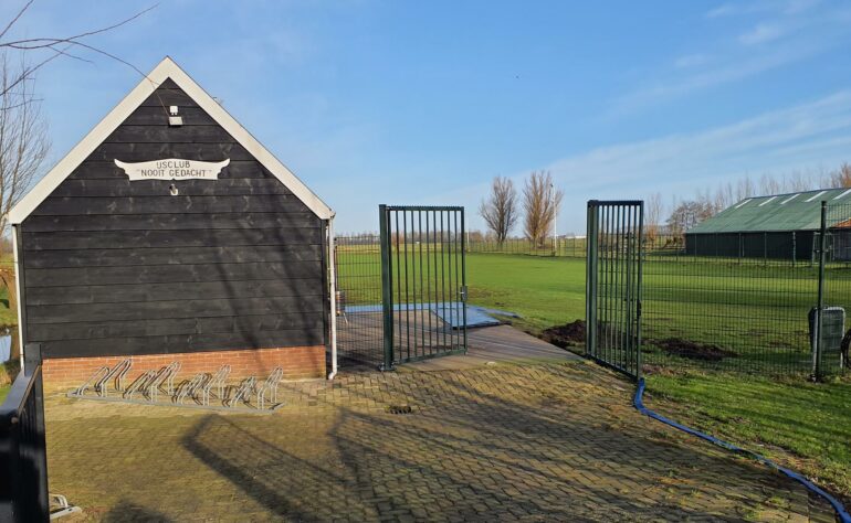 05 Dorpsstraat 31 achter ’t Wingerds hof      ijsclub (trapveld)