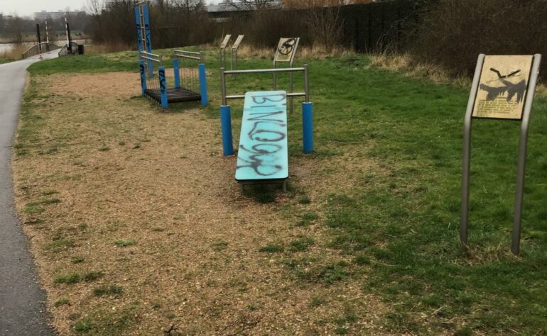 010B wandelpad langs het water