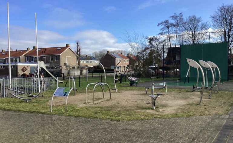 Stânfriesstrjitte 1 (Sportveld)